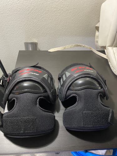 CCM Pro v2 Knee Protectors (Senior)
