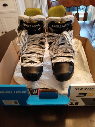 Junior Used Bauer Supreme 3S Hockey Skates Regular Width Size 2.5