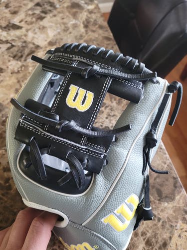 New Wilson Right Hand Throw Infield A2000 1786 Baseball Glove 11.5"