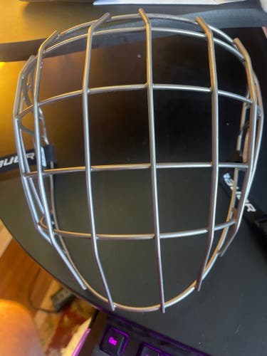 Bauer titanium super light weight re-akt cage senior L