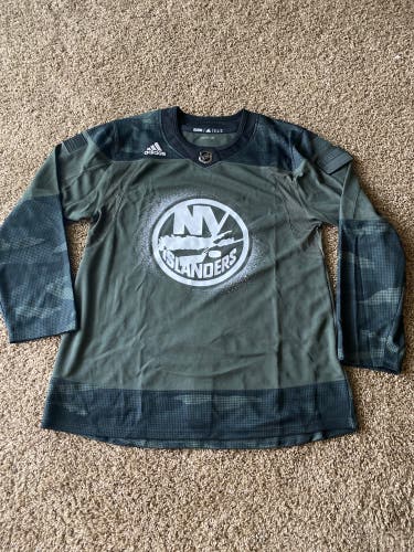 Blank size 52 New York Islanders military jersey