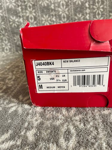 Black New Youth Men's Size 5.0 (Women's 6.0) Molded Cleats New Balance Low Cut