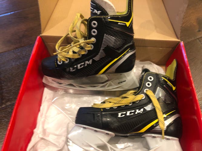 Junior CCM Regular Width  Size 3 Tacks 9360 Hockey Skates