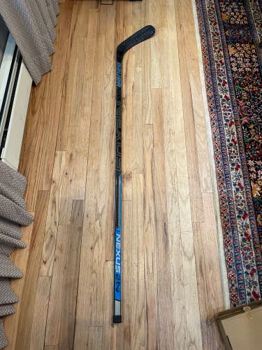 Senior Right Handed Mid Pattern Nexus 2N Hockey Stick