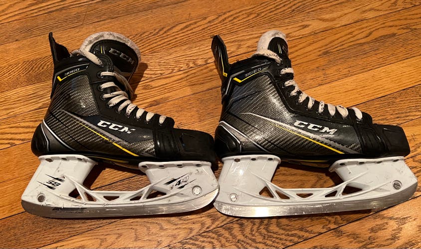 Junior Used CCM 9060 Hockey Skates Regular Width Size 6