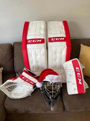 CCM 3.9 Goalie pads and full right gloves