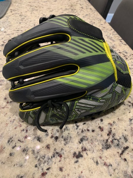 Used Rawlings Right Hand Throw Infield REV1X Baseball Glove 11.75"