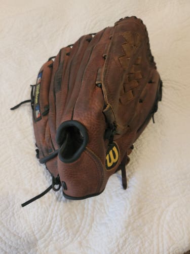 Wilson A1561 SC5 13.5” Staff Classic Baseball/Softball Glove Right Hand Throw