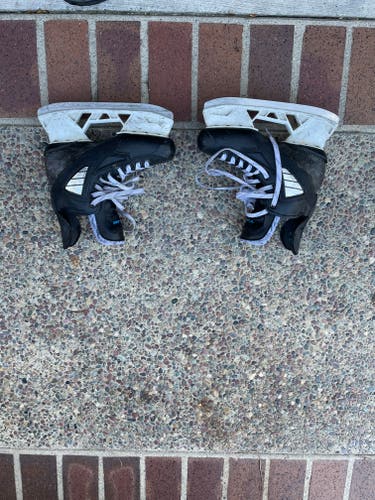 Junior Used True Pro Stock Skate Hockey Skates Regular Width Size 5.5