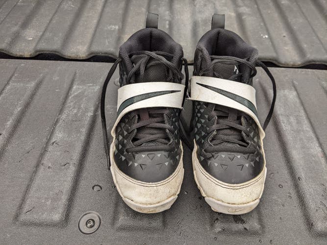 Black Youth Used Unisex Size 3.0 Molded Cleats Nike Trout Cleats