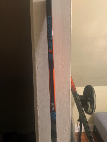 Senior Right Handed Mid Pattern Pro Stock Covert QRE10 Hockey Stick
