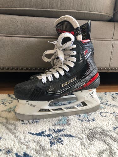 Junior Bauer Regular Width  Size 4.5 Vapor 2X Hockey Skates