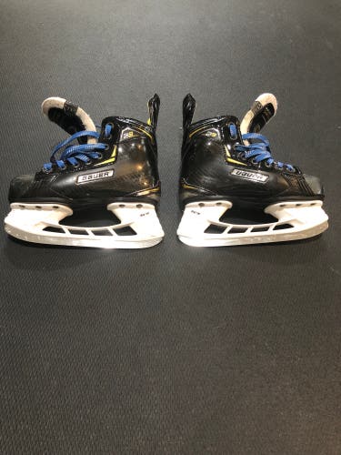 Youth Bauer Regular Width  Size 13.5 Supreme 2S Hockey Skates