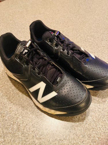 Used Black Men’s Size 7.5 New Balance Umpire Baseball Shoes