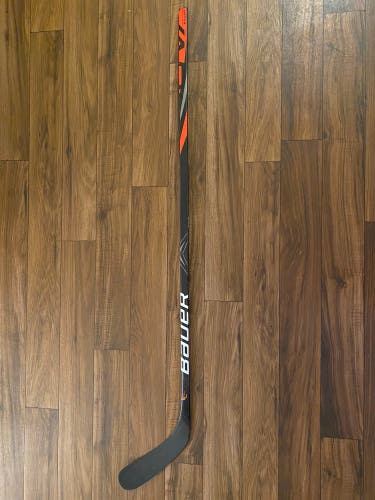 Senior Right Handed Vapor 2x Team Hockey Stick