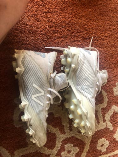 White Unisex Youth Used Size 7.0 (Women's 8.0) Molded Cleats New Balance High Top Freeze