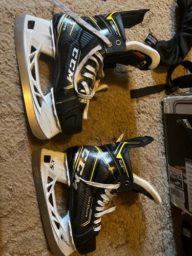Junior CCM Regular Width Size 6.5 Tacks 9080 Hockey Skates