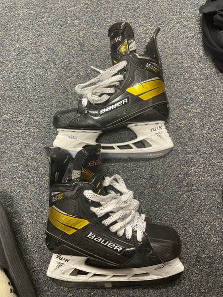 Used Bauer Extra Wide Width Size 8 Supreme UltraSonic Hockey Skates