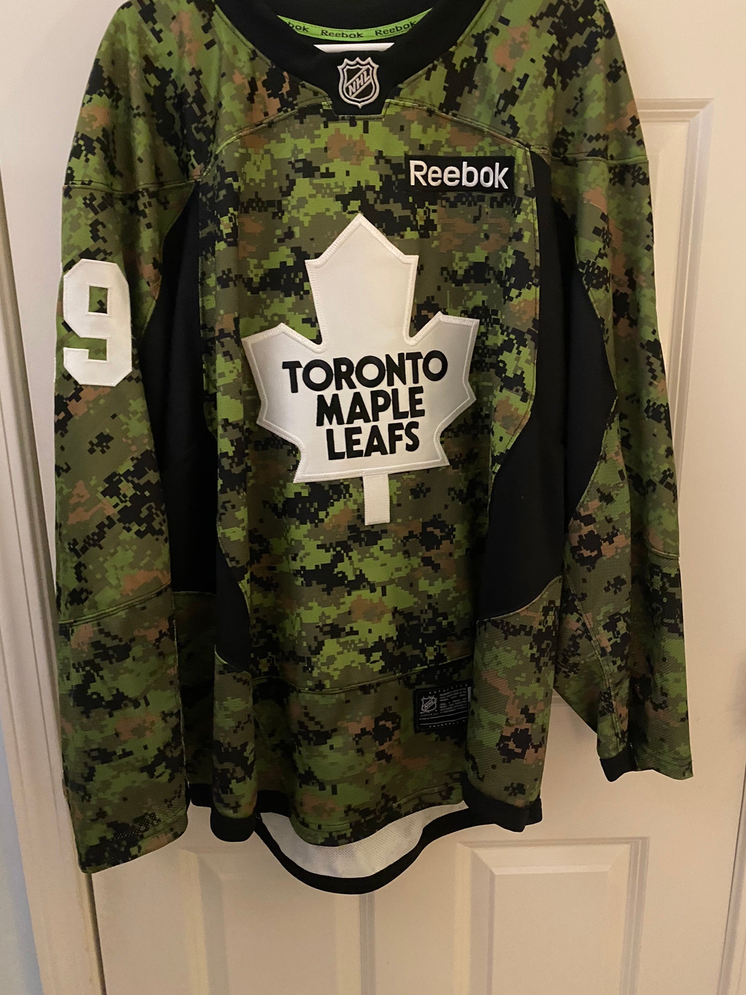 Maple leafs store army jersey