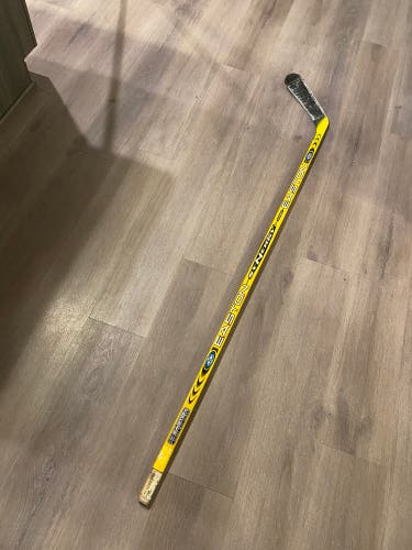 Used Left Hand Sakic Synergy Grip Hockey Stick Yellow Easton