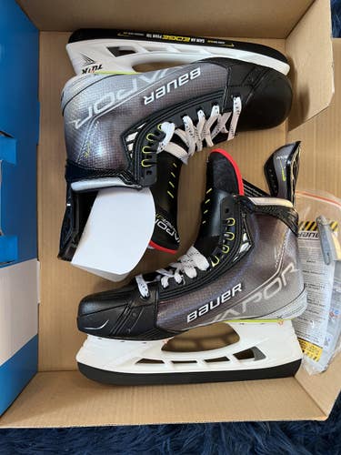 Senior New Bauer Vapor Hyperlite Hockey Skates Size 9