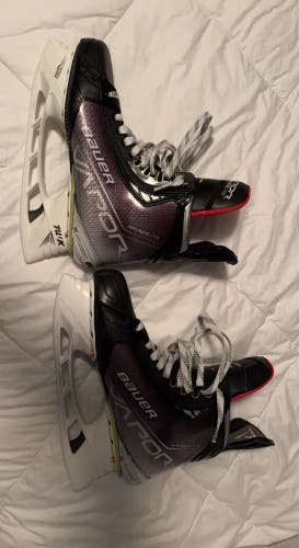 Senior Bauer  Size 9 Vapor Hyperlite Hockey Skates