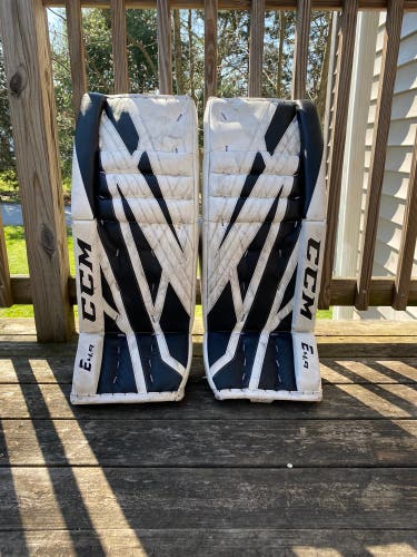 31" CCM  Extreme Flex E4.9 Goalie Leg Pads