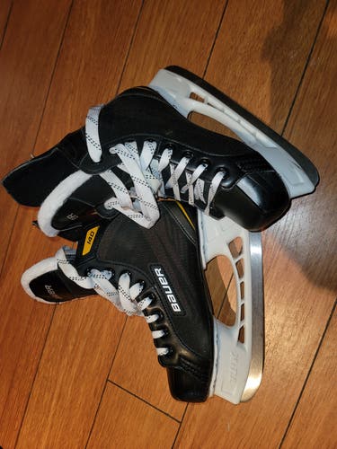 Junior New Bauer Supreme S140 Hockey Skates Regular Width Size 1