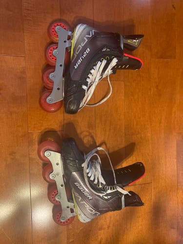 Junior Bauer Regular Width  Size 5.5 Vapor Hyperlite Hockey Skates