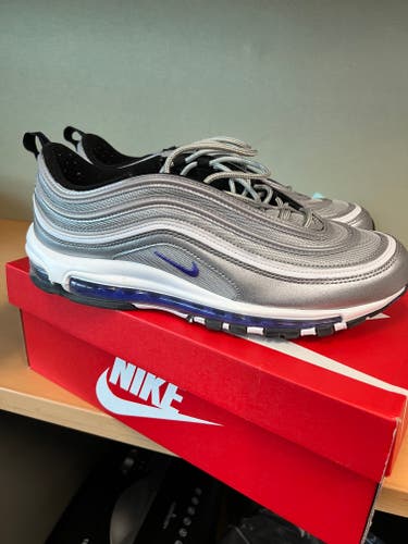 Used Men's Size 11.5 (Women's 12.5) Nike Tennis Shoes