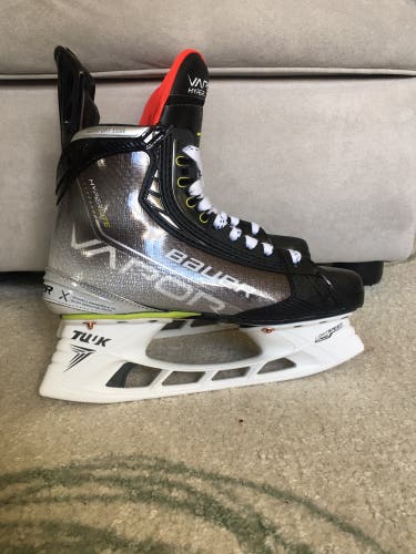 Senior Bauer  Size 7.5 Vapor Hyperlite Hockey Skates