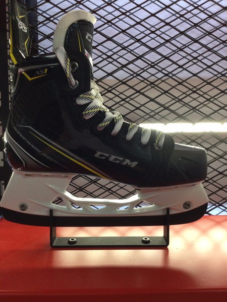 Junior CCM Regular Width Size 5 Super Tacks AS1 Hockey Skates