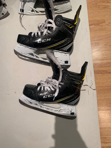 Senior CCM Regular Width Pro Stock Size 8.5 Super Tacks AS1 Hockey Skates