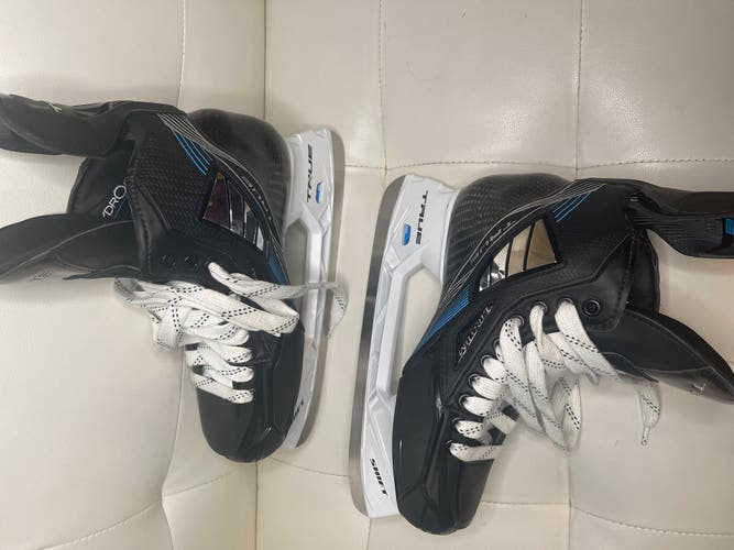 Senior True Wide Width  Size 9.5 Pro Custom Hockey Skates