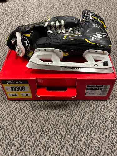 CCM 9380G size 9.5 D width goalie skates