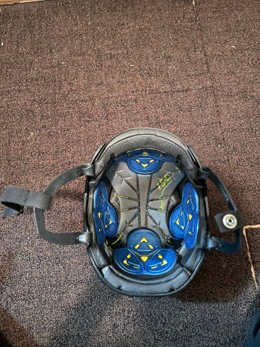 Used Bauer Re-Akt 150 helmet