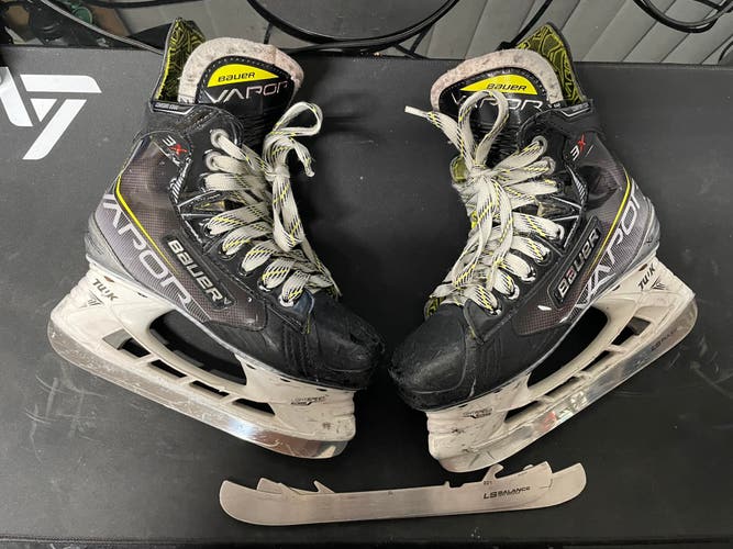 Junior Bauer Extra Wide Width Size 2.5 Vapor 3X Hockey Skates