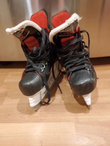 Junior Used Bauer Vapor X2.5 Hockey Skates Regular Width Size 2