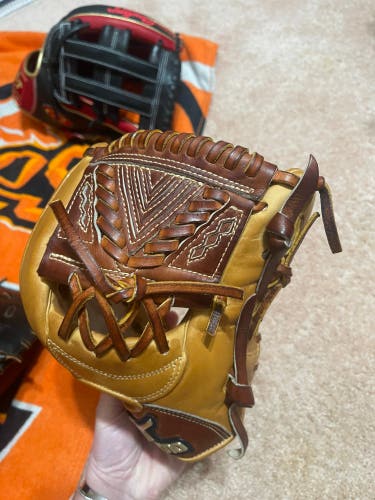 Pitcher's 11.25" Global Elite Baseball Glove