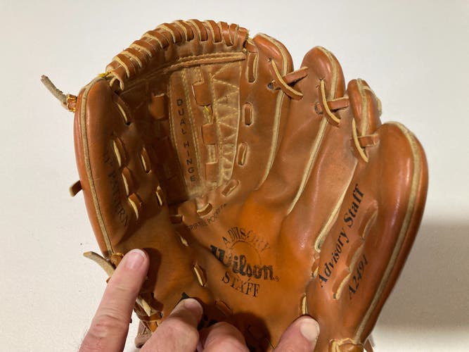 Used Wilson Right Hand Throw Outfield A2491 Baseball Glove 11"