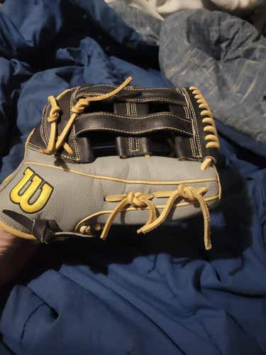 Used Wilson Right Hand Throw Outfield A2000 Baseball Glove 12.75"