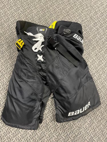 USED ONCE Bauer 3S Pro Black Junior Large Breezer