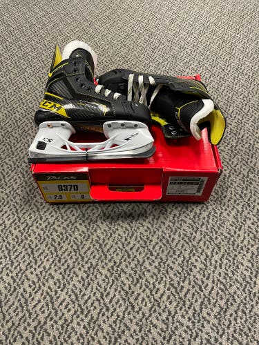 CCM Tacks 9370 Size 2.5 D width skate
