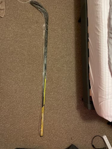 Senior Right Handed P28 Vapor Hyperlite Hockey Stick