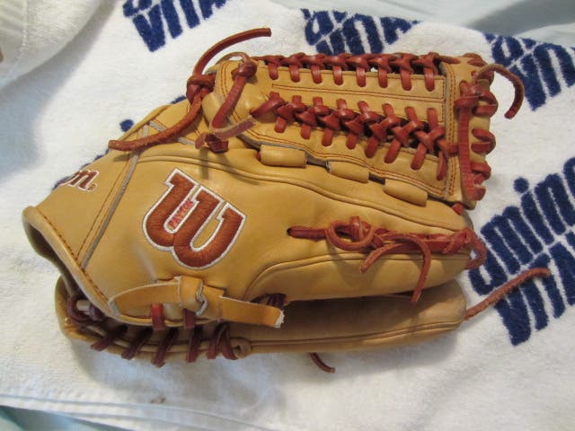 Used Right Hand Throw Wilson Infield A2000 Baseball Glove 11.75"