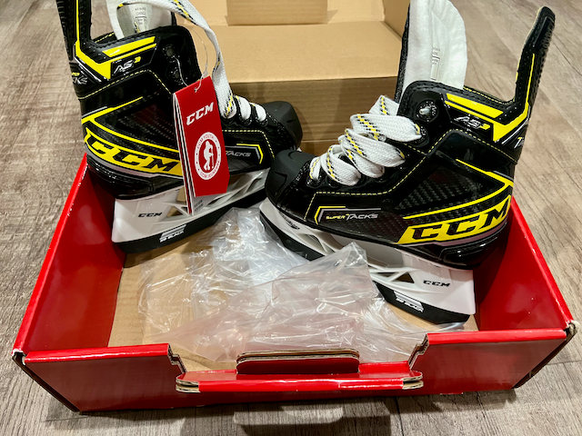 Youth New CCM Super Tacks AS3 Hockey Skates Regular Width Size 11