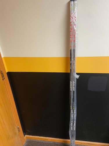 Senior Right Handed Vapor Hyperlite Hockey Stick - P28 - 77flex