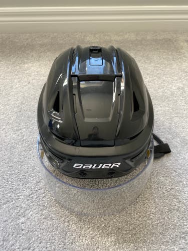 New Medium Bauer Re-Akt 150 Helmet