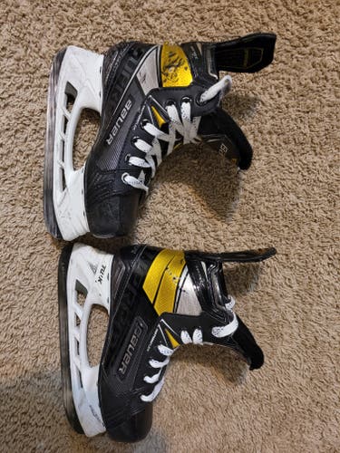 Junior Used Bauer Supreme matrix Hockey Skates Size 1.5