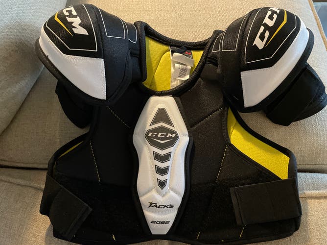 NEW Junior Medium CCM Tacks 2052 Shoulder Pads